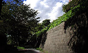 緑園通湯川エリア　線路の面影を偲ぶ石垣の道
