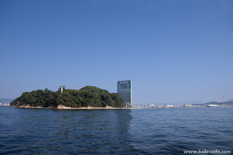 海上から眺める宇品島の全景　グランドプリンスホテル広島の高さが良く分かる