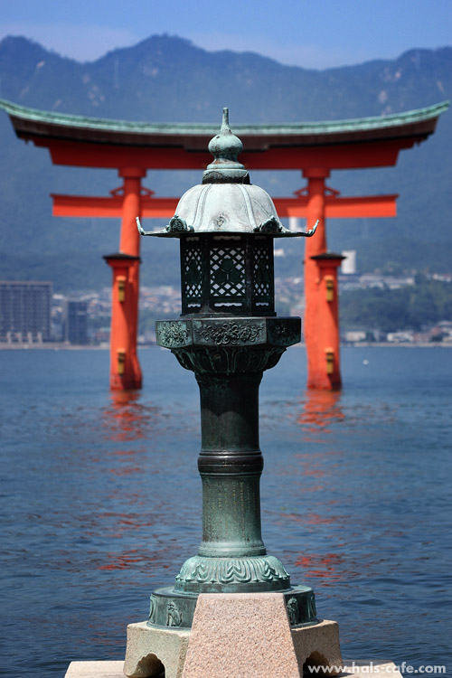厳島神社平舞台火焼前の灯籠と大鳥居
