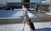 函館駅前の雪道を歩く女性