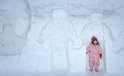 雪の人型にぴったりでスマイルの少女