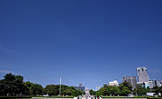 一期一絵（Onceshot in Life-time）」#342　広島市平和記念公園から望む原爆ドームと、過去から未来へと続く青い空