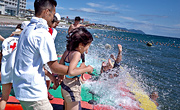 一期一絵（Onceshot in Life-time）」#350　函館市湯の川海水浴場　荒波の浮き台でスリルを楽しむ人たち