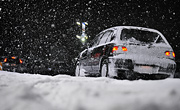 一期一絵（Onceshot in Life-time）#393　2009年1月15日 函館市昭和二丁目昭和タウンプラザ文教堂書店前　星降るように雪降りつむ街を行く、雪だらけの自動車　撮影2009年1月11日