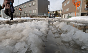 一期一絵（Onceshot in Life-time）#404　2009年2月24日　大雪の朝、好天の昼、グシャグシャの道　撮影：2009年2月22日　函館市花園町8　緑園通付近