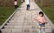 一期一絵（Onceshot in Life-time）#417　2009年4月20日　階段をピョンピョンと跳びはねるように少女が下りてきた。　撮影：2009年4月19日　函館市昭和町　昭和公園
