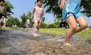 一期一絵（Onceshot in Life-time）#428　2009年7月2日　待ってました夏！：水飛沫をあげながら走る子供たち　　撮影：2009年6月28日函館市桔梗町