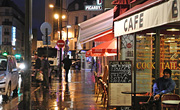パリ北駅前　雨に煙る早朝のオープンカフェ